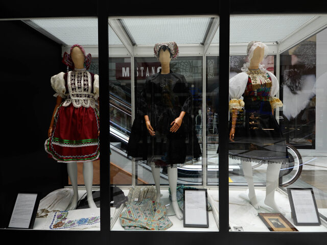 Záber na expozíciu výstavy Od kolísky ku kráse