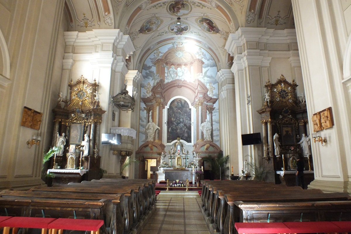 Kostol, oltár