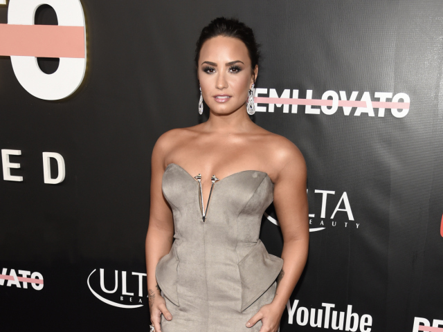 Speváčka Demi Lovato na premiére v Los Angeles v kreácii Lexi. 