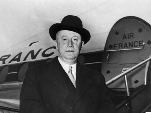 Dizajnér Christian Dior na archívnom zábere.