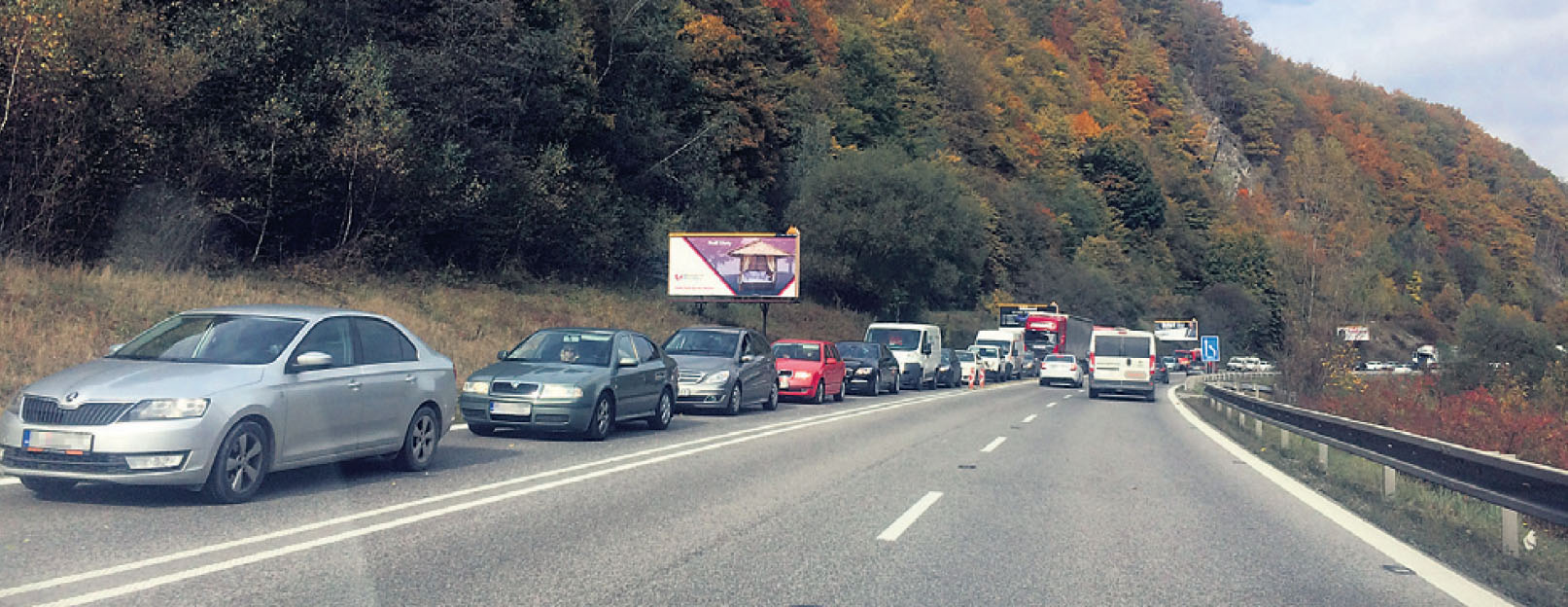 V piatok okolo obeda sa vytvorila niekoľkokilometrová kolóna v smere od Žiliny do Vrútok.