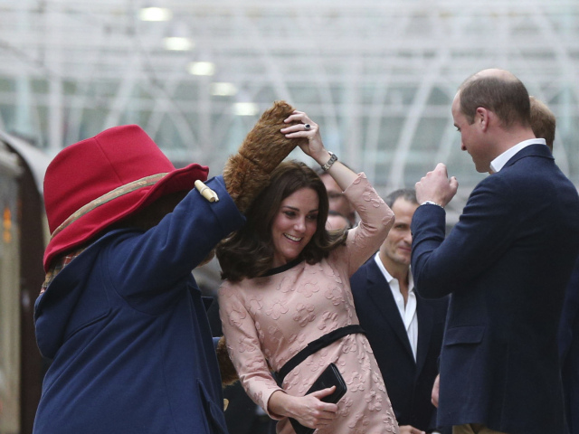 Vojvodkyňa Kate z Cambridge tancuje s medvedíkom Paddingtonom
