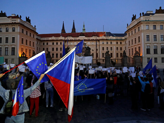 protest proti Babišovi a Zemanovi