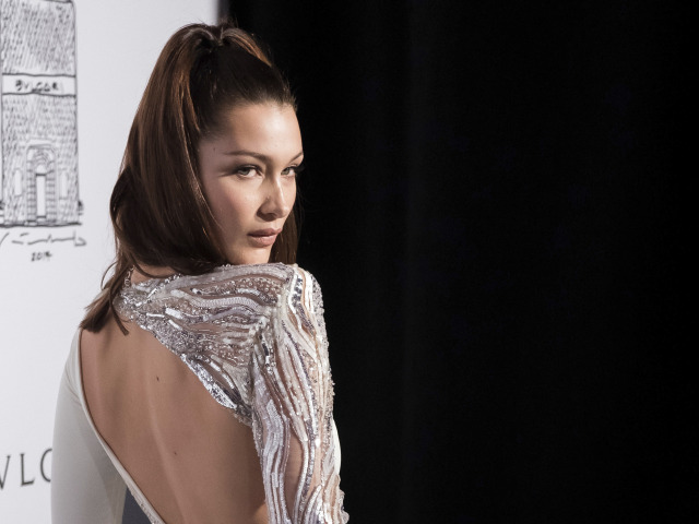 Topmodelka Bella Hadid v kreácii Roberto Cavalli. 