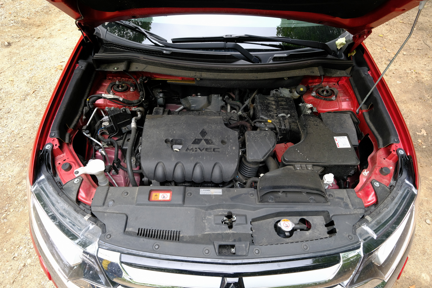 Dvojlitrový benzínový motor má s autom plné valce práce.