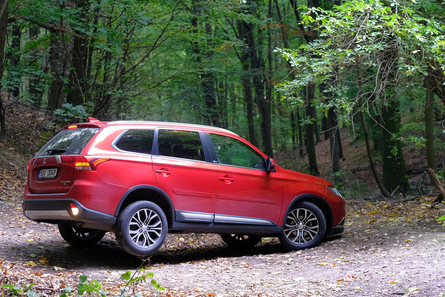 Mitsubishi Outlander zvládne aj výlety mimo asfaltu.