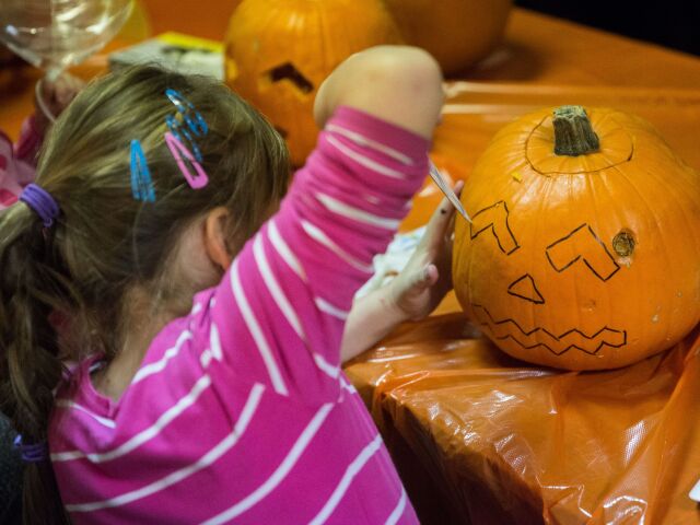 Halloween, vyrezávanie tekvica, masky,