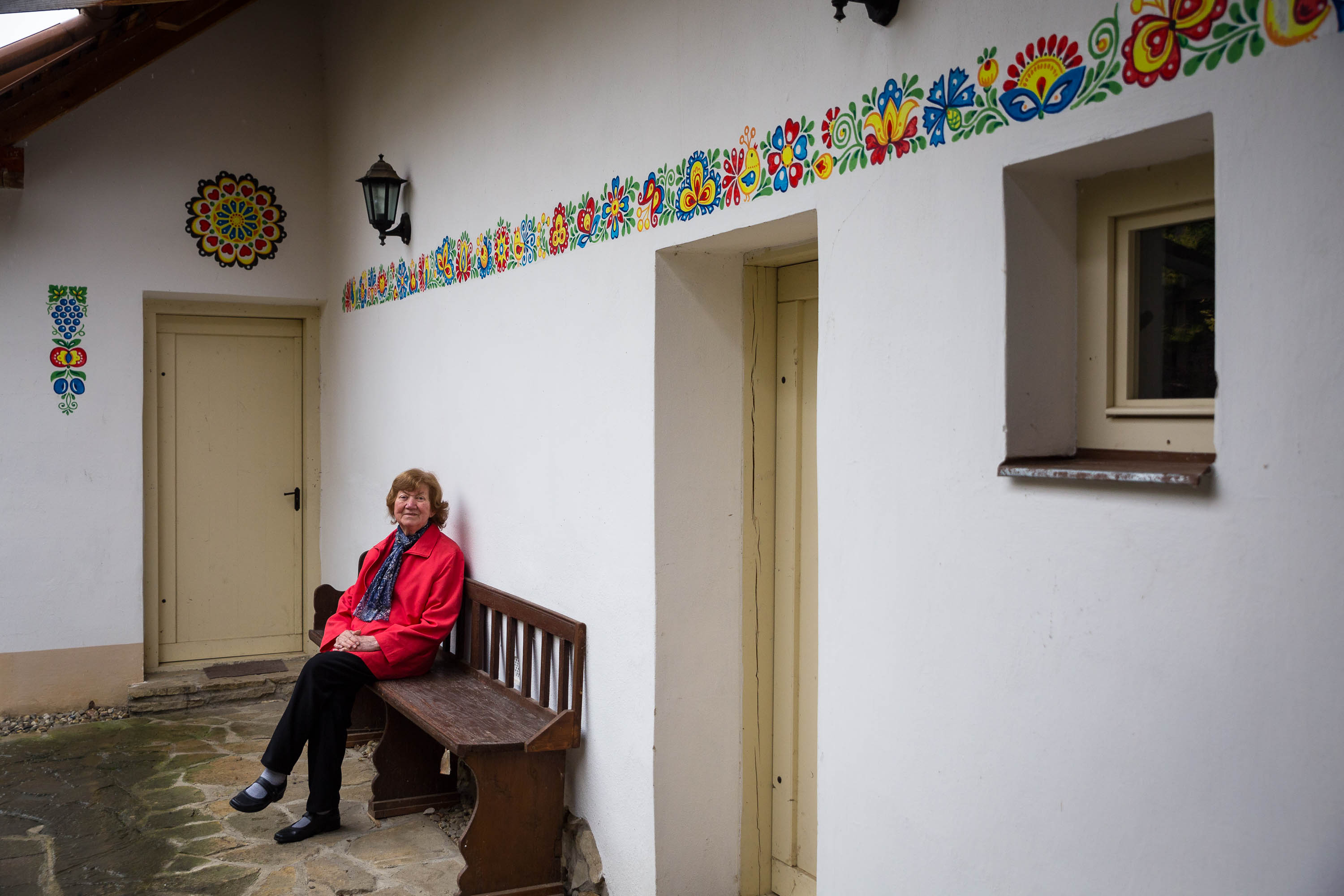 Marie Páčová pred domami, ktoré zdobila v Ostrožskej Lhote.