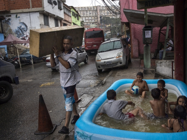 Caracas, Venezuela, deti, bazén, ulica