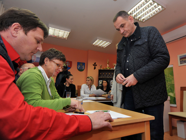 Súčasný predseda PSK a kandidát na post predsedu PSK Peter Chudík (vpravo).