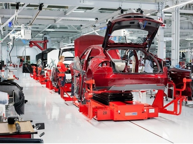Tesla - výroba Freemont