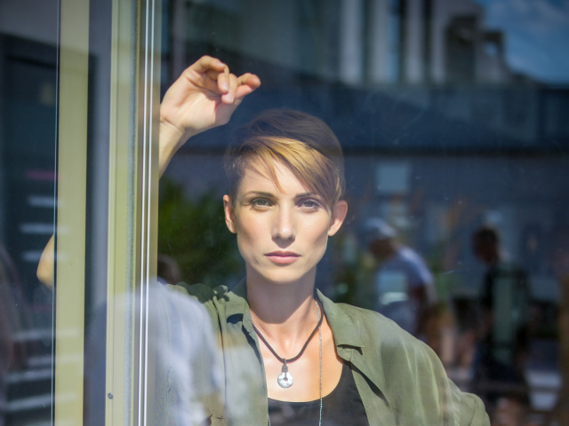 Herečka Zuzana Kanócz je novou posilou seriálu Za sklom. 