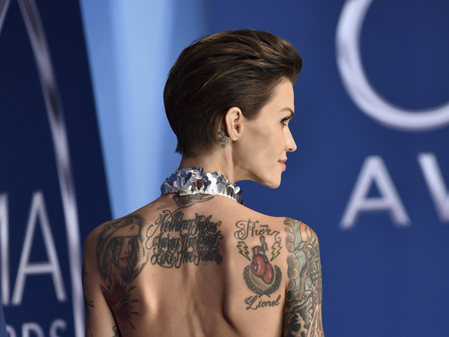 Modelka a herečka Ruby Rose odhalila chrbát plný tetovaní. 
