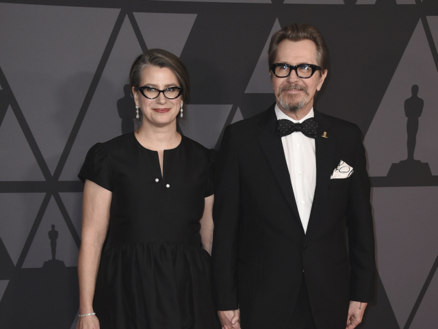 Herec Gary Oldman a umelecká kurátorka Gisele Schmidt.