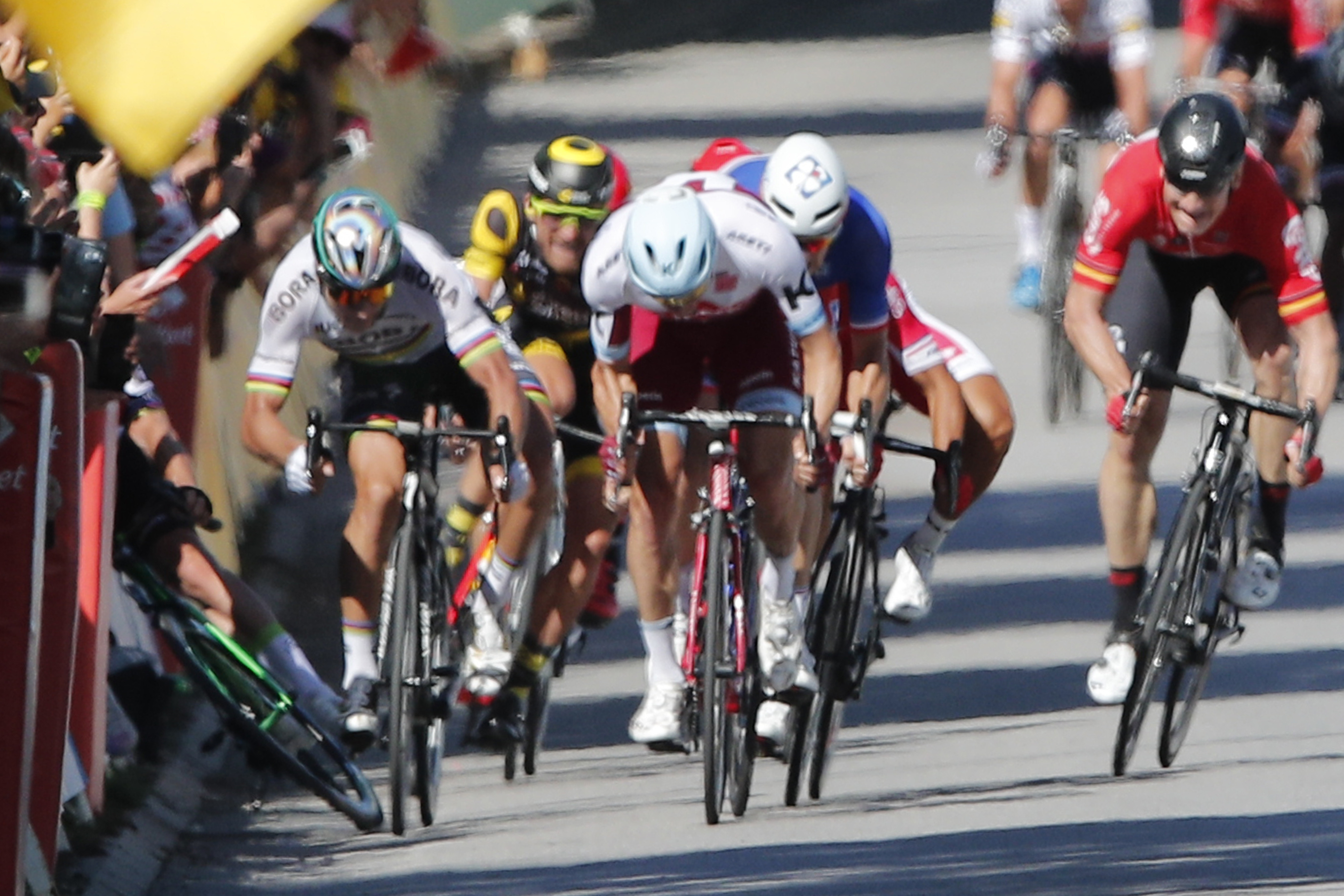 Inkriminovaný moment TdF 2017 - Mark Cavendish padá po kontakte s Petrom Saganom.
