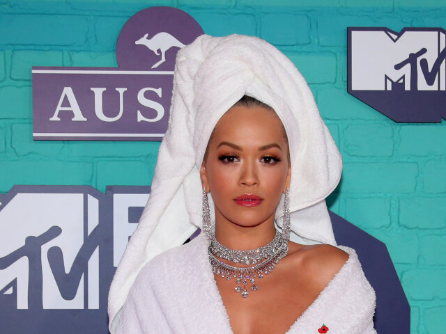 Britská speváčka Rita Ora predvádzala intímny outfit. 
