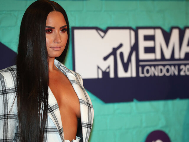 Speváčka Demi Lovato a jej odhalený dekolt. 