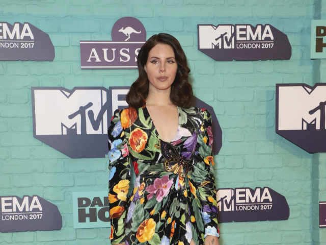 Speváčka Lana Del Rey prišla na vyhlásenie cien v šatách Gucci. 