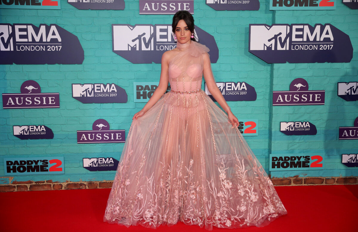 Speváčka Camila Cabello v kreácii Ralph & Russo. 
