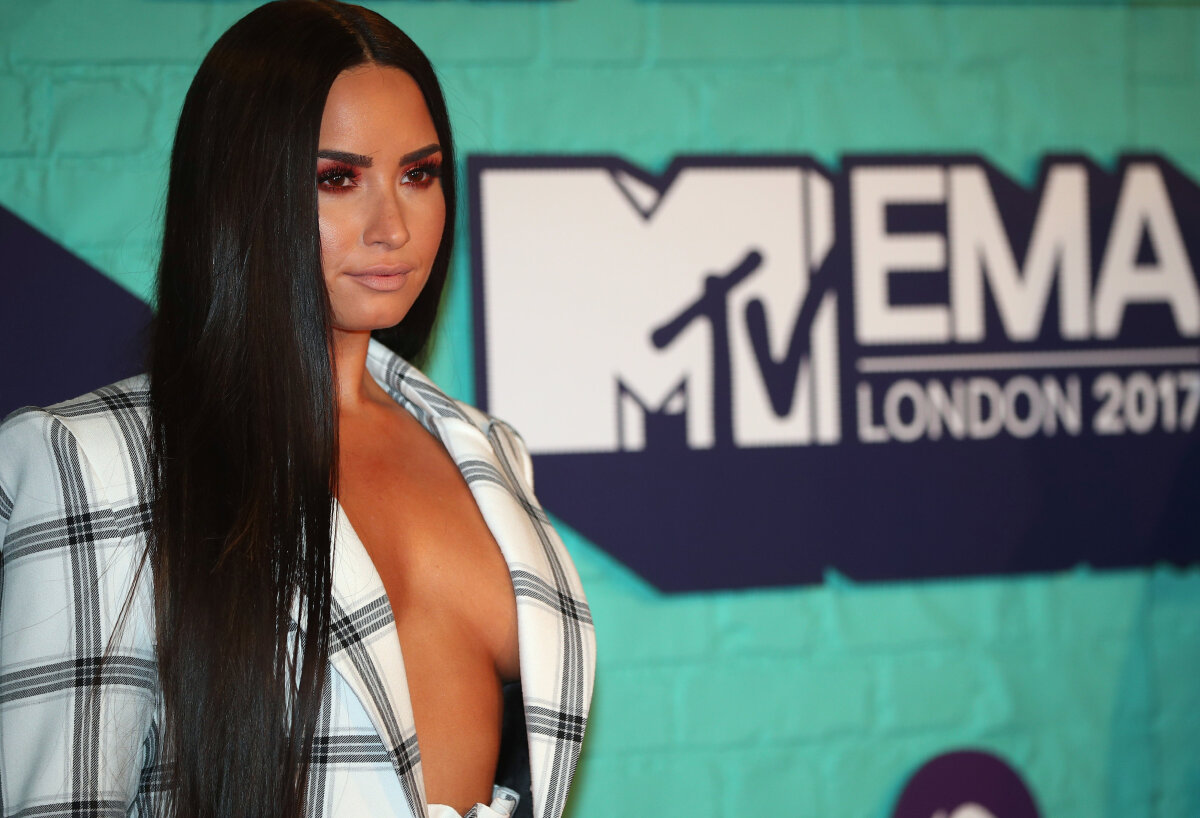 Speváčka Demi Lovato a jej odhalený dekolt. 