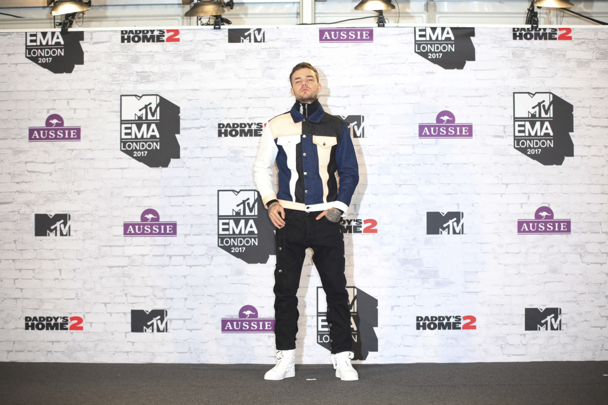Spevák Liam Payne v zákulisí cien MTV European Music Awards 2017.