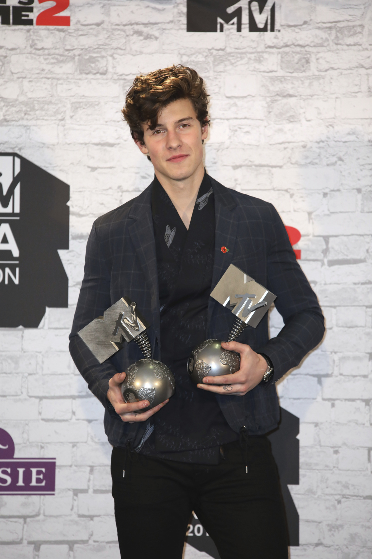 Spevák Shawn Mendes s dvoma cenami MTV Europe Music Awards. 