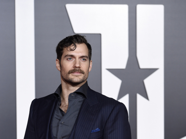 Herec Henry Cavill opäť stvárňuje Supermana. 