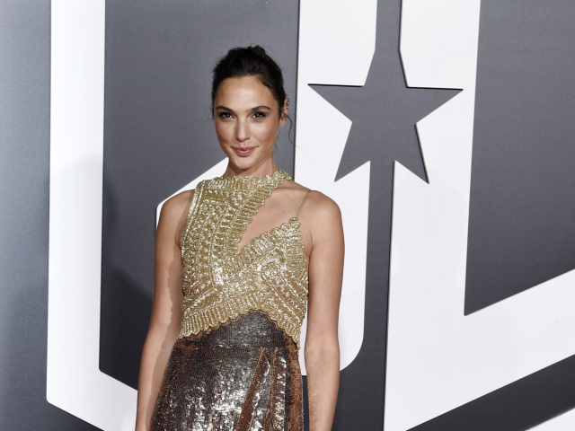Herečka Gal Gadot v kreácii Altuzarra. 
