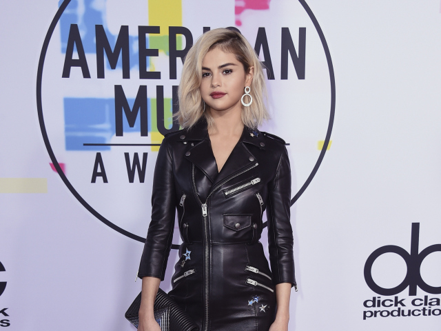 Selena Gomez v kožených šatách Coach. 