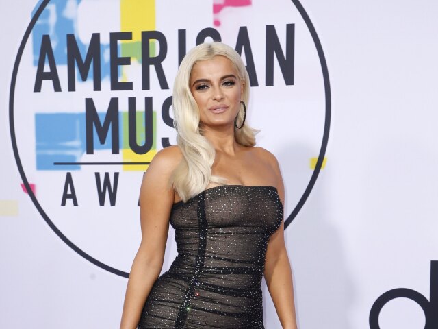 Speváčka Bebe Rhexa si obliekla model August Getty Atelier.
