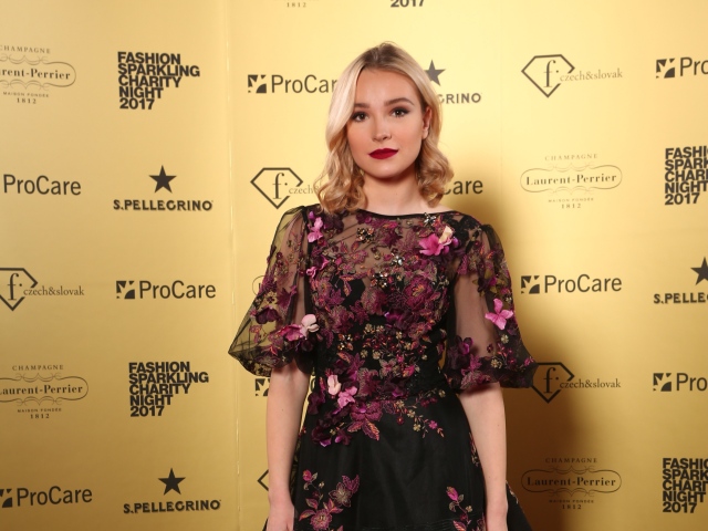Youtuberka Martina Horňáková alias Moma v kreácii od Jany Pištejovej. 