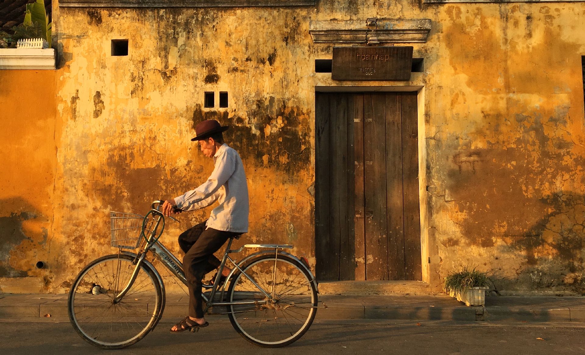 Cyklista v historickom centre vietnamského Hoi Anu.