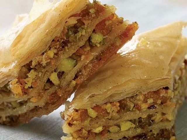 Baklava s pistáciami a mandľami, orechy