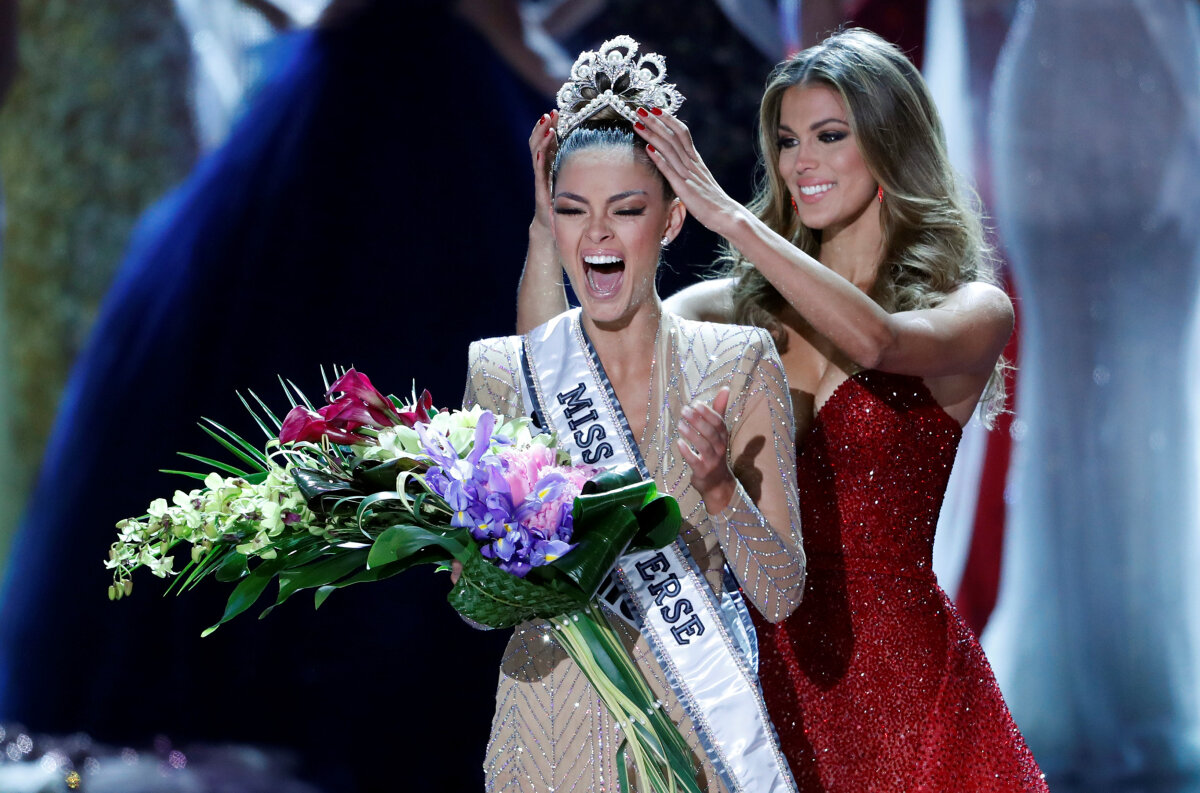 Miss Universe 2016 Iris Mittenaere z Francúzsku korunuje svoju nástupkyňu Miss Juhoafrickej republiky Demi-Leigh Nel-Peters.