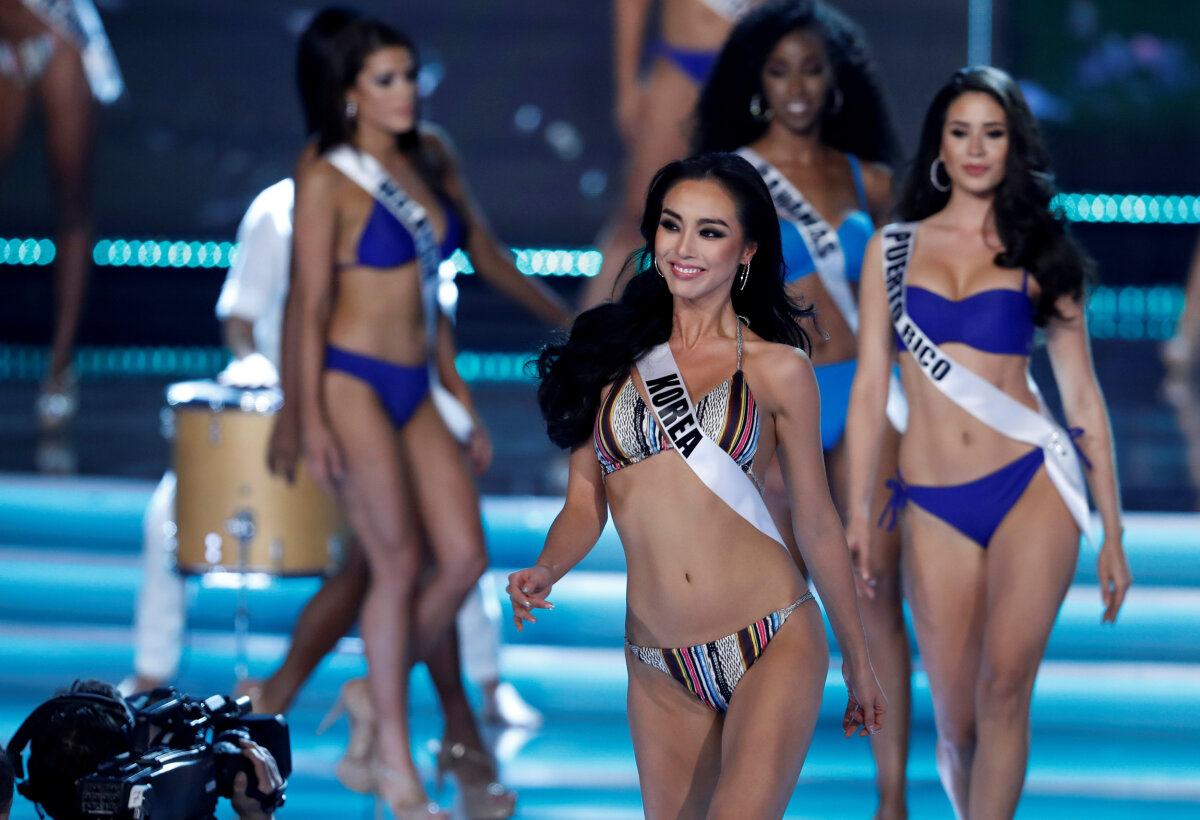 Účastníčky súťaže Miss Universe počas promenády v plavkách. 