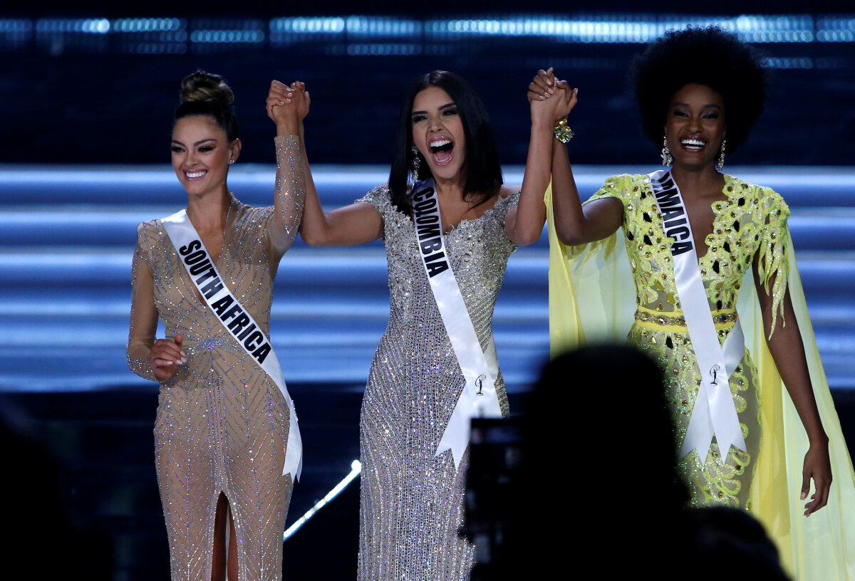 Zľava - Miss Juhoafrickej republiky Demi-Leigh Nel-Peters, Miss Kolumbie Laura Hernandez a Miss Jamajky Davina Bennett.