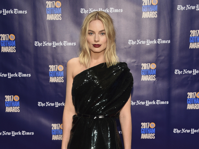 Herečka Margot Robbie v kreácii Saint Laurent. 
