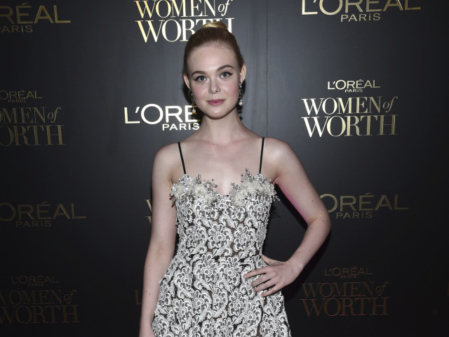 Herečka Elle Fanning v kreácii Miu Miu. 