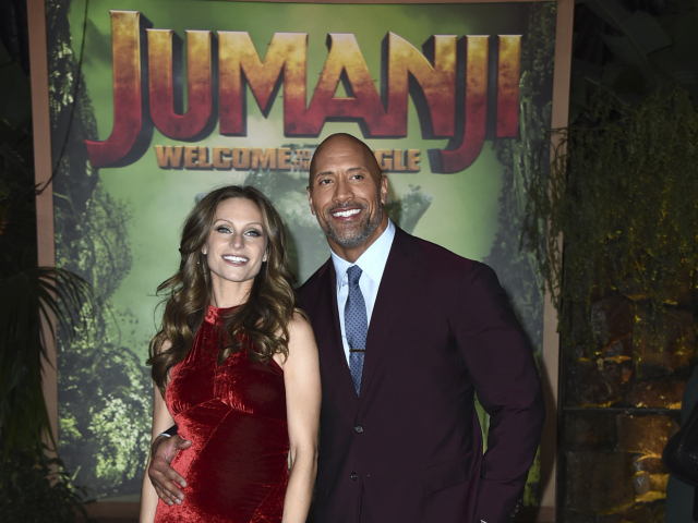Dwayne Johnson, známy tiež ako The Rock, na premiére s tehotnou partnerkou Lauren Hashianovou.