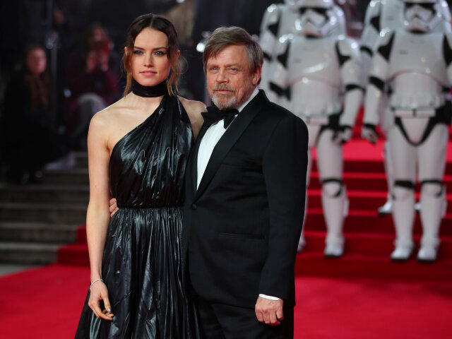 Herecká dvojica Daisy Ridley a Mark Hamill pózujú fotografom spoločne.
