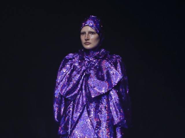 Modelka v kreácii z kolekcie Gucci.