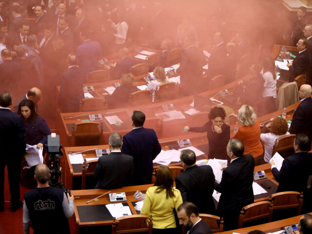 Albánsko, protest, parlament, opozícia