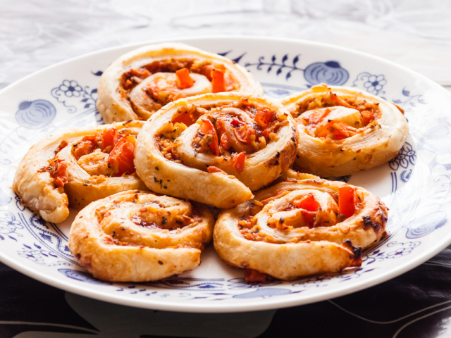 shutterstock Vianoce môžu byť aj o slanom pečive na spôsob pizze či slaného závinu.