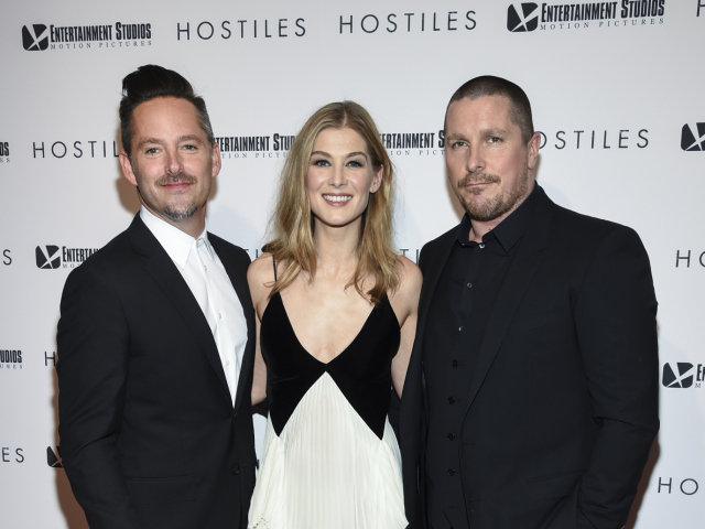 Zľava: Scenárista a režisér Scott Cooper, herečka Rosamund Pike a herec Christian Bale.
