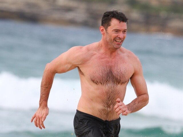 Herec Hugh Jackman na známej Bondi Beach trénoval ostošesť. 