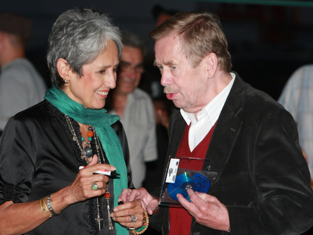 Joan Baez,Vaclav Havel