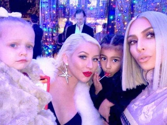 Speváčka Christina Aguilera (vľavo) a televízna celebrita Kim Kardashian. 