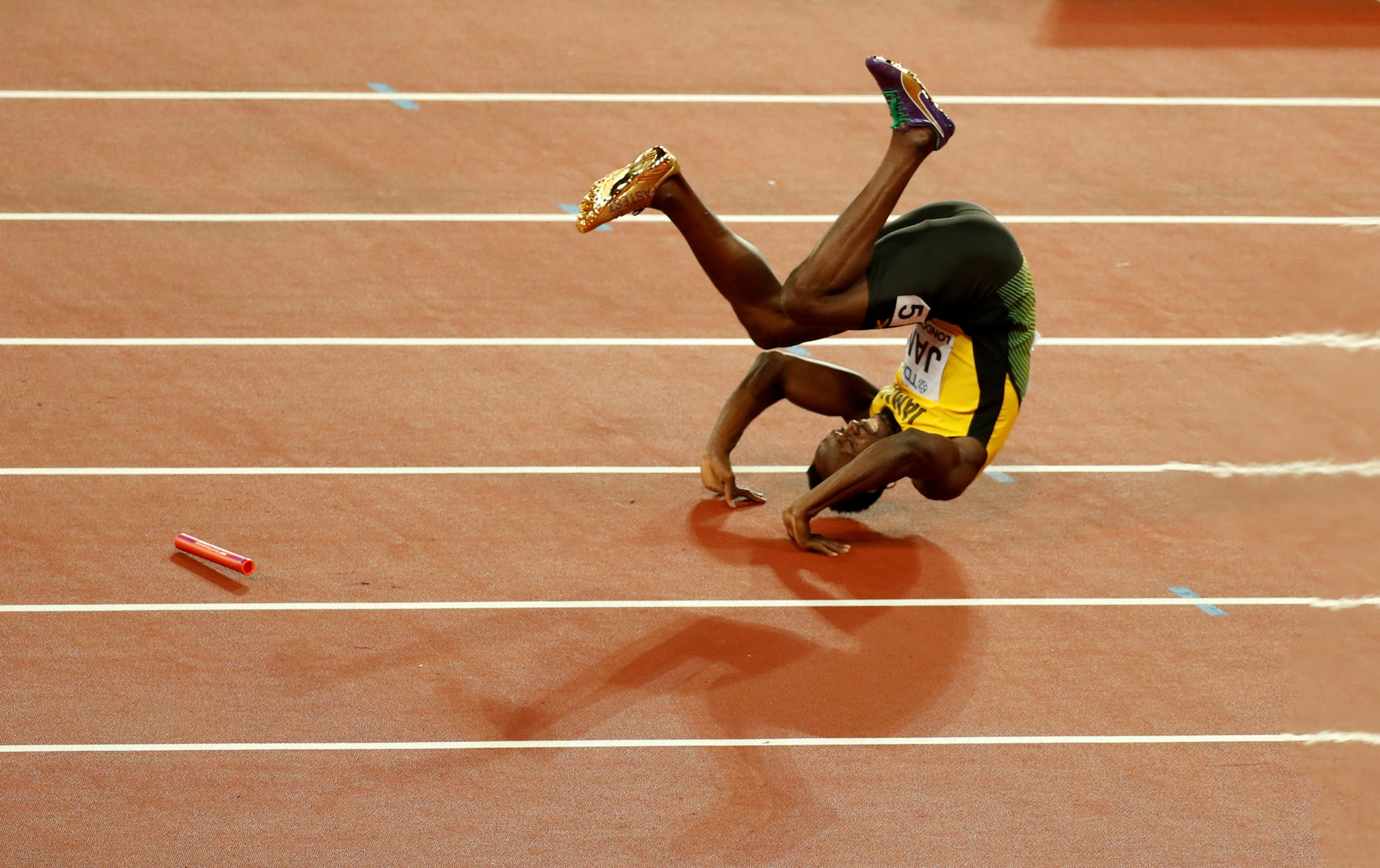 Nevydarený kotrmelec // Jamajský šprintér Usain Bolt po nepríjemnom páde a zranení počas MS v atletike v Londýne, keď prišiel spolu so svojimi krajanmi o zlato na štafete 4 x 100 metrov.