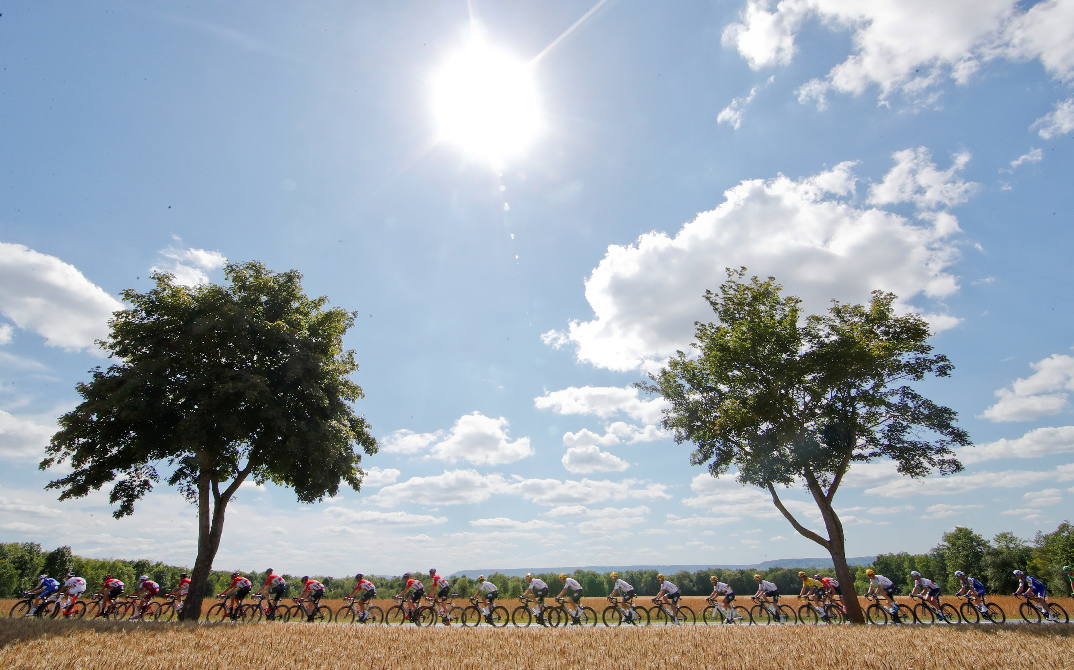 Pelotón Tour de France // Pelotón v akcii vo 4. etape (207,5 km z Mondorf–les–Bains v Luxembursku do francúzskeho Vittelu) 104. ročníka etapových pretekov
profesionálnych cyklistov Tour de France, 4. júla 2017.