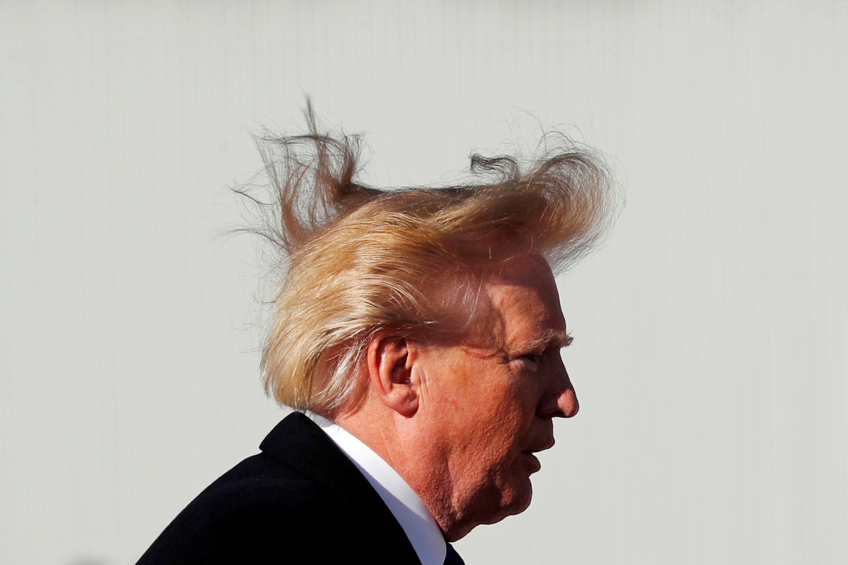 Bez kaderníka // Prezident USA Donald Trump s „veterným výčesom“ pri nastupovaní do lietadla v Pekingu počas svojej oficiálnej novembrovej návštevy v Číne a vo Vietname.